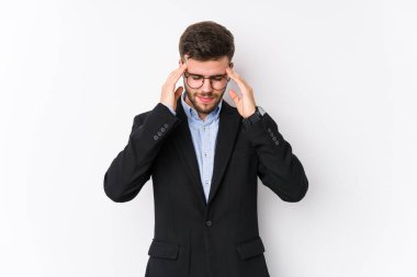 Beyaz arka planda poz veren Kafkasyalı genç bir iş adamı tapınaklara dokunan ve baş ağrısı çeken Kafkasyalı genç bir iş adamını tecrit etti..