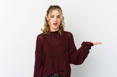 Beyaz arka plandaki beyaz tenli genç kadın, avuç içi fotokopi alanını elinde tutmaktan çok etkilendi..