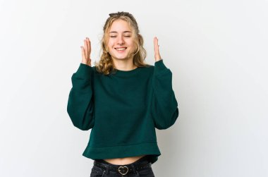 Beyaz sırtlı beyaz bir kadın elini göğsüne koyduğunda kahkahalar atıyor..