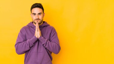 Kafkasyalı genç adam sarı fırında izole edilmiş dua ediyor, bağlılık gösteriyor, dindar biri ilahi ilham arıyor..