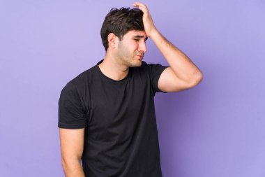 Mor arka planda izole olmuş genç bir adam bir şeyi unutuyor. Alnına avuç içi ile vuruyor ve gözlerini kapıyor..