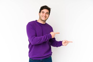 Beyaz arka planda izole edilmiş genç bir adam işaret fişeklerini göstererek heyecanlanıyor..