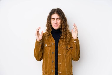 Uzun saçlı adam neşeli poz veriyor. Çok gülüyor. Mutluluk kavramı.