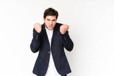 Beyaz arka planda izole edilmiş genç bir iş adamı gergin elleriyle çığlık atıyor..