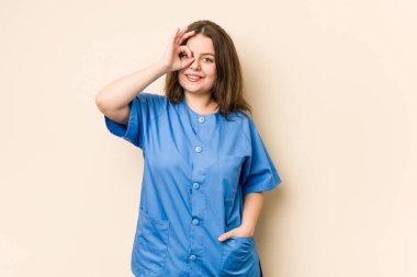 Genç, kıvrımlı hemşire heyecanlı, jestlere dikkat ediyor..