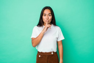 Genç melez Hintli kadın bir sır saklıyor ya da sessizlik istiyor..