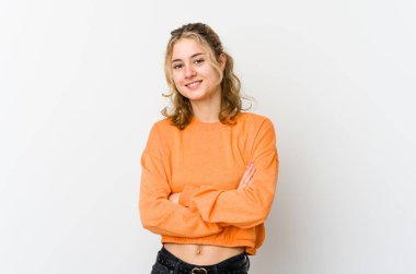 Beyazlı beyaz kadın, kendinden emin, kararlılıkla kollarını kavuşturuyor..