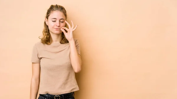 Giovane Donna Caucasica Isolata Sfondo Beige Con Dita Sulle Labbra — Foto Stock