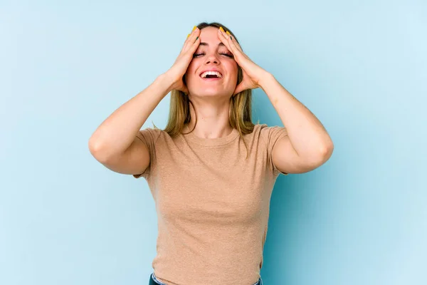 Jonge Blanke Vrouw Geïsoleerd Blauwe Achtergrond Lacht Vreugdevol Handen Het — Stockfoto