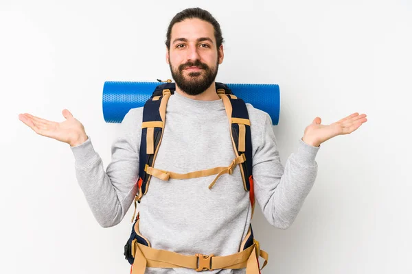 Jonge Backpacker Man Geïsoleerd Een Witte Achtergrond Maakt Schaal Met — Stockfoto