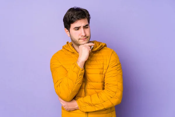 Jovem Isolado Fundo Roxo Olhando Para Lados Com Expressão Duvidosa — Fotografia de Stock