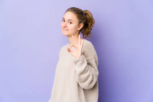 Joven Mujer Caucásica Sobre Fondo Púrpura Guiña Ojo Sostiene Gesto — Foto de Stock