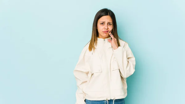 Jonge Vrouw Geïsoleerd Blauwe Achtergrond Met Een Sterke Tanden Pijn — Stockfoto