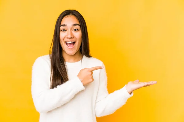 Mujer Joven Aislada Sobre Fondo Amarillo Excitada Sosteniendo Espacio Copia — Foto de Stock