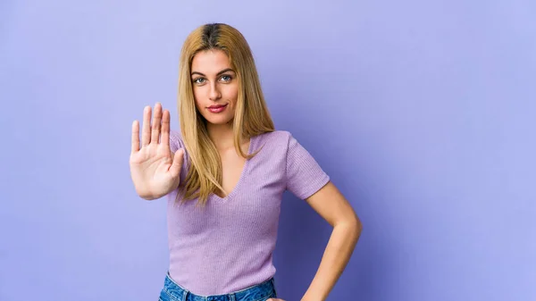 Young Blonde Woman Isolated Purple Background Standing Outstretched Hand Showing — Stock Photo, Image