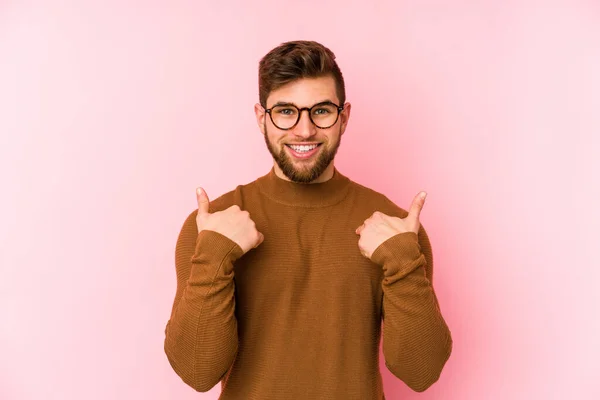 Young Caucasian Man Isolated Pink Background Surprised Pointing Finger Smiling — Stock Photo, Image