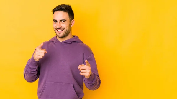 Jonge Blanke Man Geïsoleerd Gele Bakgrond Wijzend Naar Voren Met — Stockfoto