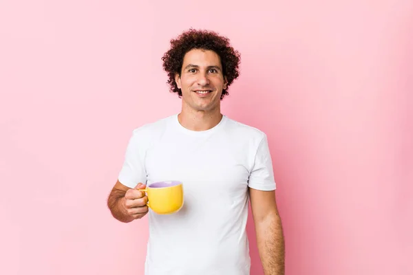 Joven Caucásico Rizado Hombre Sosteniendo Una Taza Feliz Sonriente Alegre — Foto de Stock