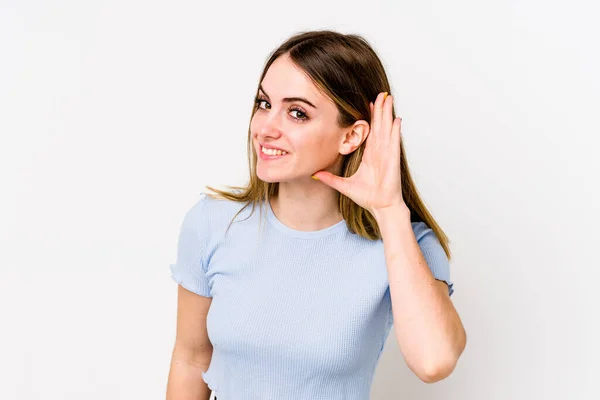 Jeune Femme Caucasienne Isolée Sur Fond Blanc Essayant Écouter Potins — Photo