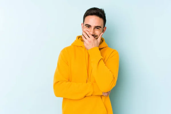 Jovem Caucasiano Isolado Fundo Azul Rindo Feliz Despreocupado Emoção Natural — Fotografia de Stock