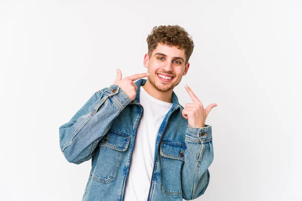 Jovem Loiro Cabelo Encaracolado Caucasiano Homem Isolado Sorrisos Apontando Dedos — Fotografia de Stock