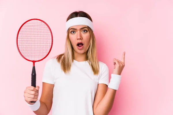 Badminton Oynayan Genç Bir Kadın Bir Kenarı Işaret Ediyor — Stok fotoğraf