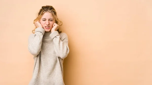 Giovane Donna Caucasica Isolata Sfondo Beige Che Copre Orecchie Con — Foto Stock