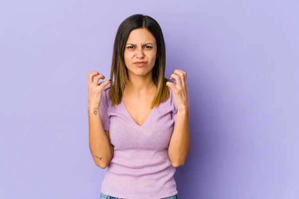 Jonge Vrouw Geïsoleerd Paarse Achtergrond Boos Schreeuwen Met Gespannen Handen — Stockfoto