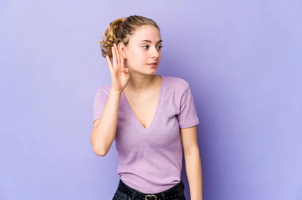 Young Caucasian Woman Purple Background Trying Listening Gossip — Stock Photo, Image