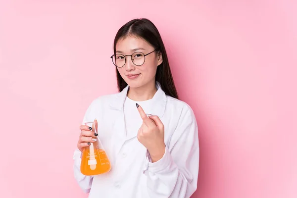 Молода Китайська Науковиця Ізольована Вказуючи Пальцем Ніби Запрошення Підходить Ближче — стокове фото