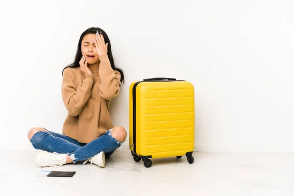 若いです中国人旅行者女性座っています上の床にスーツケースとともに隔離されたWhiningと泣いて離散 — ストック写真