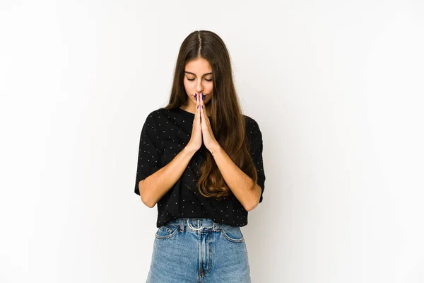 Beyaz Arka Planda Izole Edilmiş Genç Beyaz Kadın Dua Ediyor — Stok fotoğraf