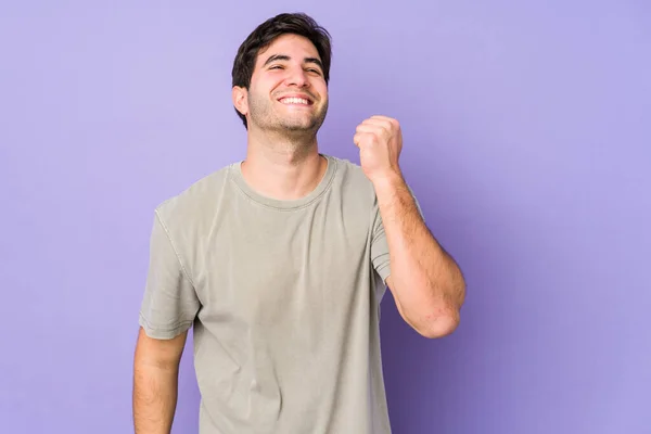 情熱と熱意 幸せな表情を祝う紫色の背景に隔離された若い男 — ストック写真