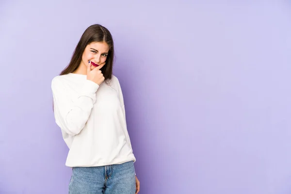 Mujer Caucásica Joven Aislada Sobre Fondo Púrpura Contemplando Planeando Una — Foto de Stock