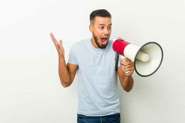 Jonge Gemengde Ras Aziatische Man Met Een Megafoon Vieren Van — Stockfoto