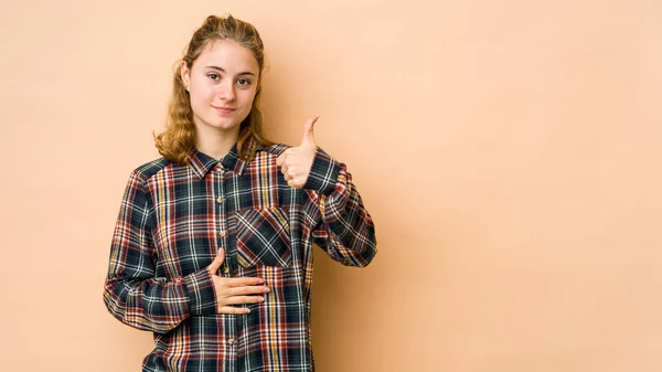 Beyaz Tenli Genç Bir Kadın Bej Arka Planda Izole Edilmiş — Stok fotoğraf