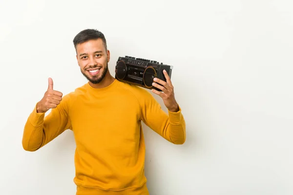 Jonge Zuid Aziatische Man Met Een Guetto Blaster Die Glimlacht — Stockfoto