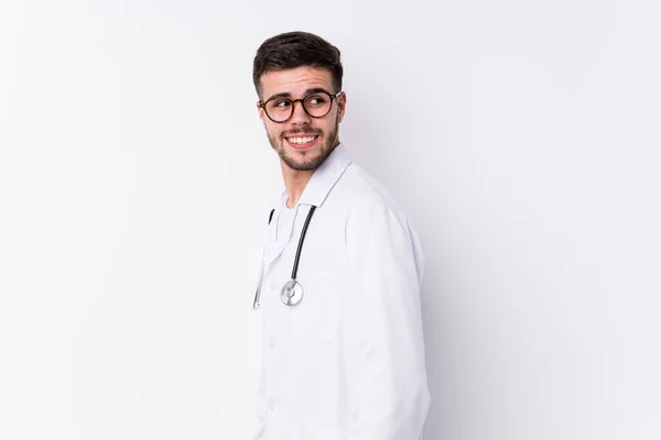 Jovem Médico Caucasiano Homem Isolado Olha Para Lado Sorridente Alegre — Fotografia de Stock