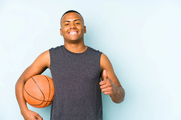 Joven Colombiano Jugando Baloncesto Aislado Sonriendo Levantando Pulgar Hacia Arriba — Foto de Stock