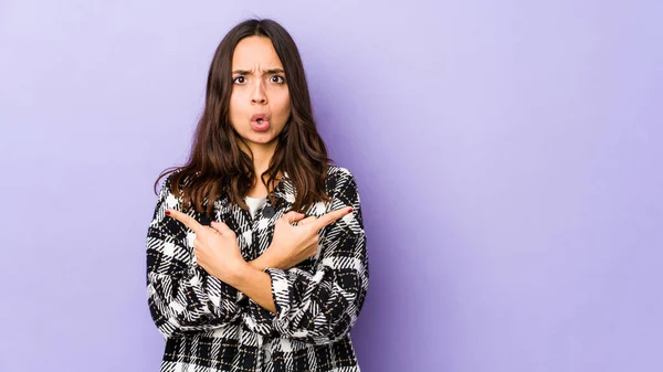 Jonge Gemengde Ras Spaanse Vrouw Geïsoleerde Punten Zijwaarts Probeert Kiezen — Stockfoto