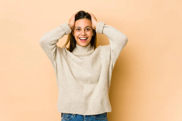 Mujer Joven Aislada Sobre Fondo Beige Gritando Muy Emocionada Apasionada — Foto de Stock