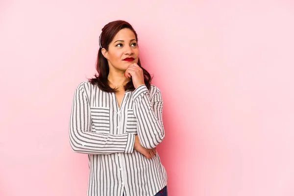 Mujer Latina Mediana Edad Aislada Sobre Fondo Rosa Mirando Lado —  Fotos de Stock