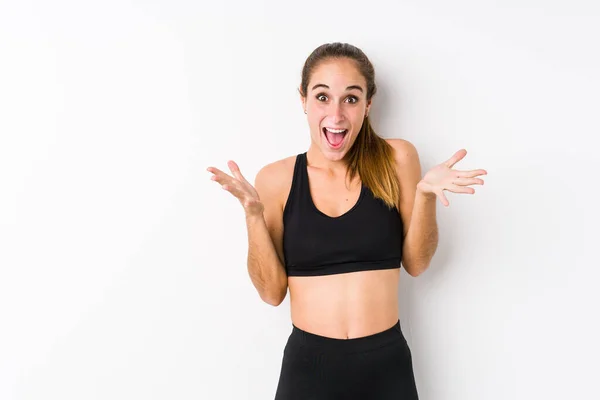 Jonge Blanke Fitness Vrouw Poseren Een Witte Achtergrond Vieren Van — Stockfoto