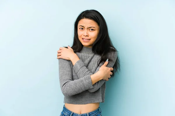 Mujer Joven China Aislada Sobre Fondo Azul Que Enfría Debido — Foto de Stock