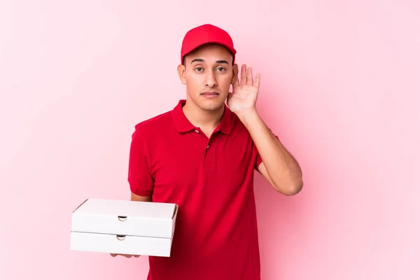 Ung Pizza Leverans Latin Man Isolerad Försöker Lyssna Ett Skvaller — Stockfoto