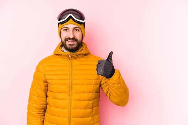 Genç Kayakçı Kendini Izole Etmiş Gülümsüyor Başparmağını Kaldırıyor — Stok fotoğraf
