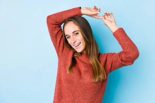 Mulher Branca Jovem Posando Braços Esticados Isolados Posição Relaxada — Fotografia de Stock