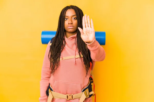 Jovem Afro Americana Mochileiro Mulher Isolada Com Mão Estendida Mostrando — Fotografia de Stock