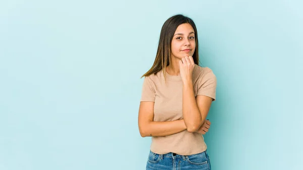 Young Woman Isolated Blue Background Suspicious Uncertain Examining You — Stock Photo, Image