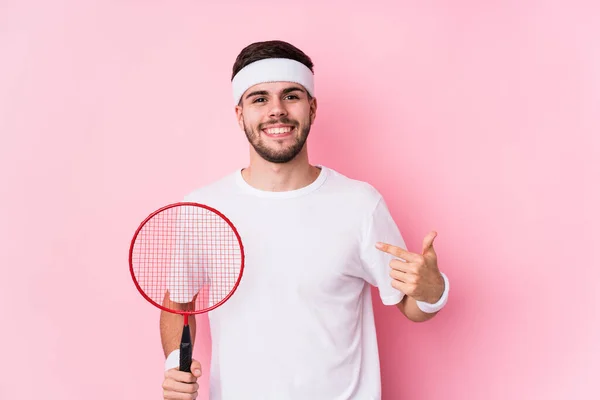 Jeune Homme Caucasien Jouant Badminton Personne Isolée Pointant Main Vers — Photo